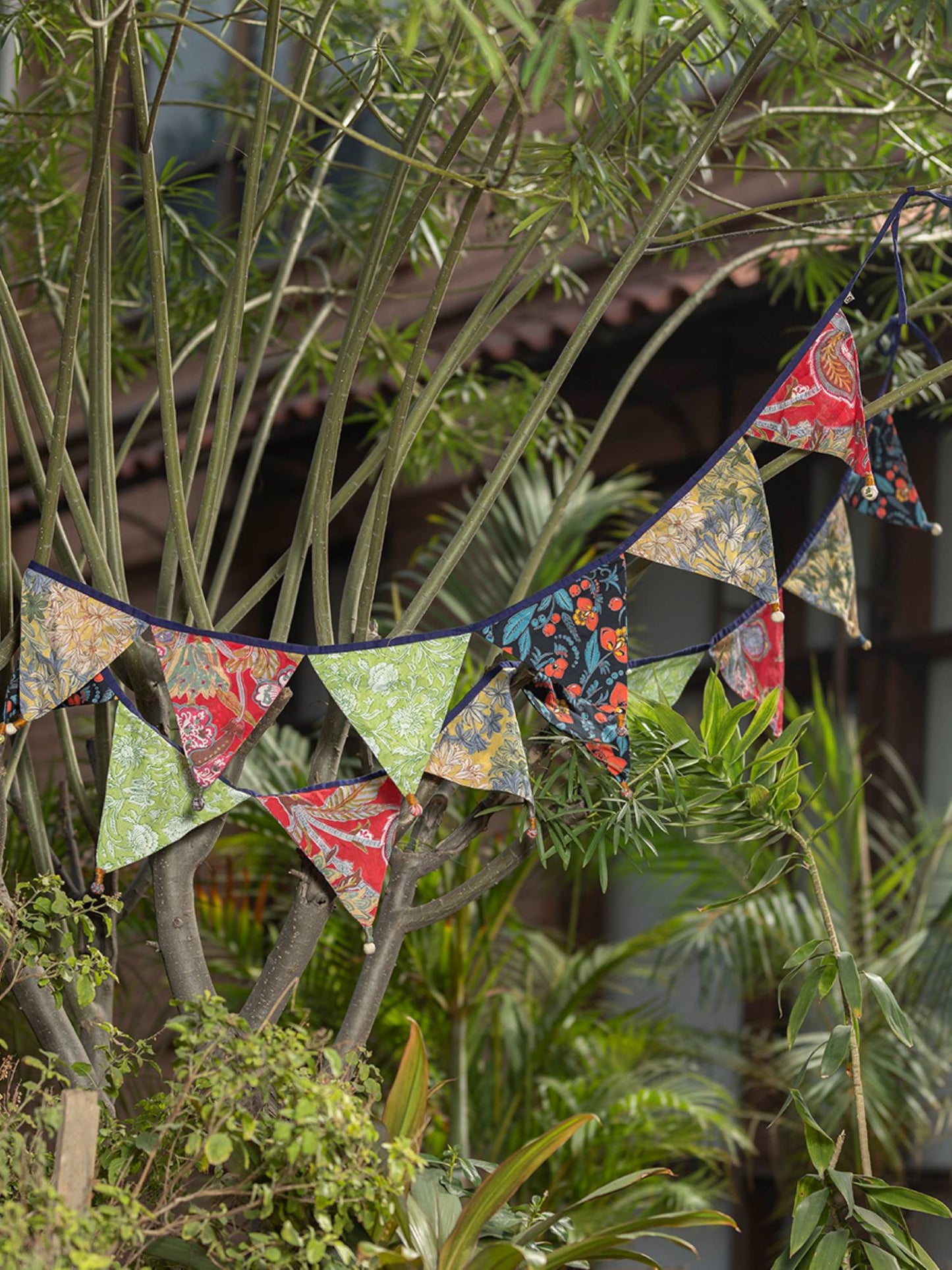 Bunting hanging : Assorted