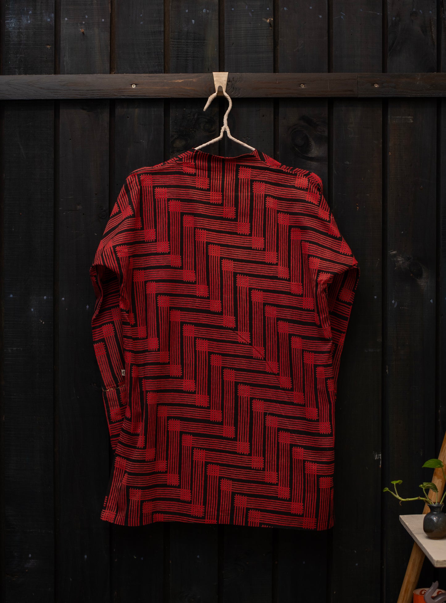 Pondy Top: Red on Black Hash