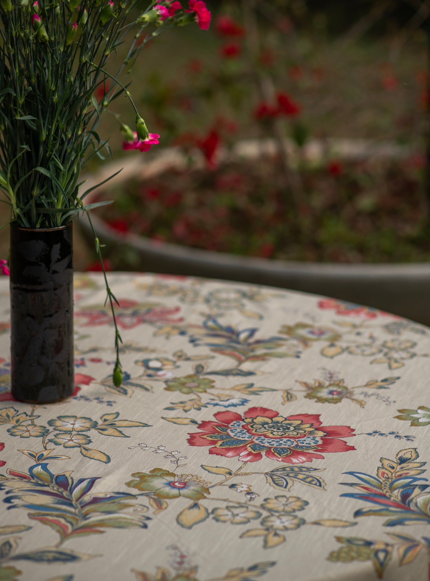 Printed Table Cloth with Piping : Rio Ivory Round