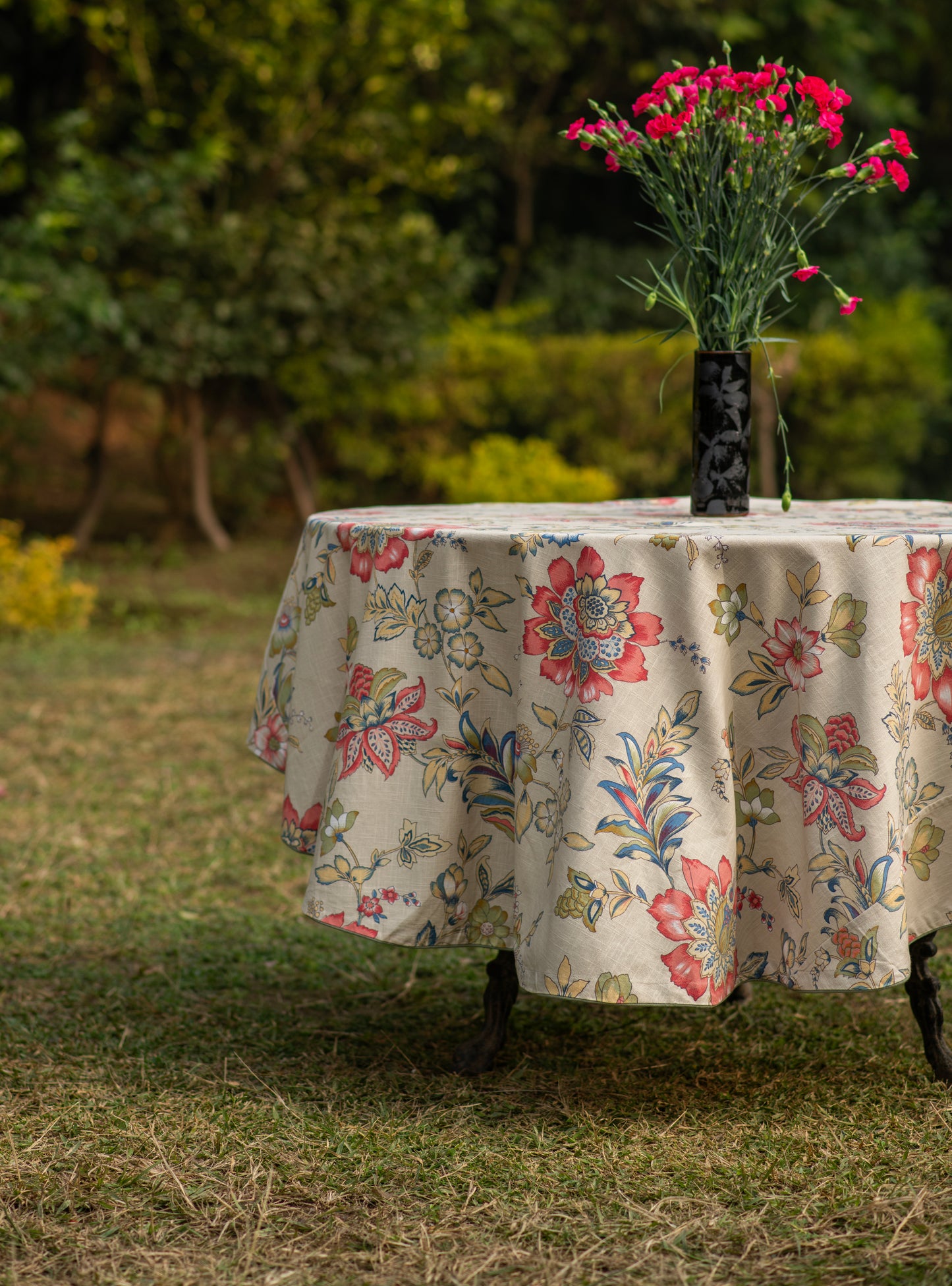 Printed Table Cloth with Piping : Rio Ivory Round