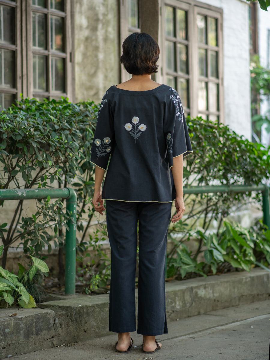 Embroidered Flary Top : Black